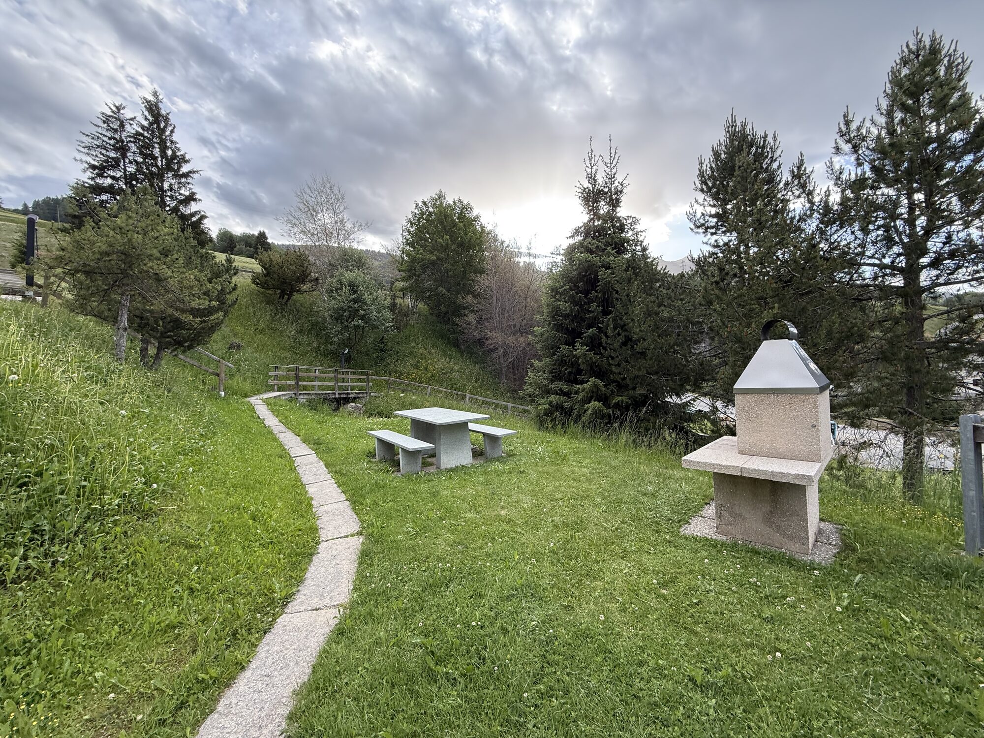 Feuerstelle und Sitzplatz beim Bach